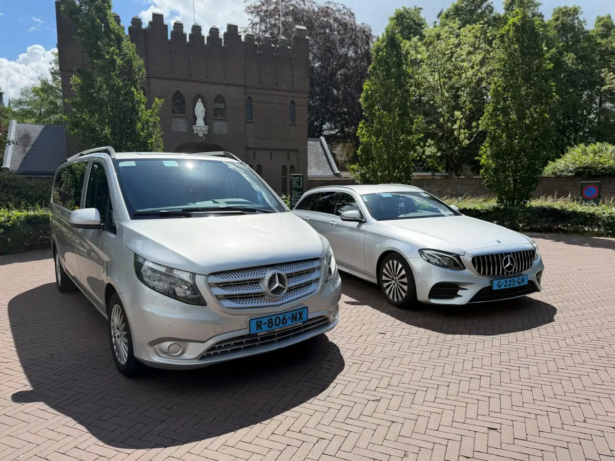 Mercedes Vito taxibus en witte E-Klasse van Taxi Biezenmortel